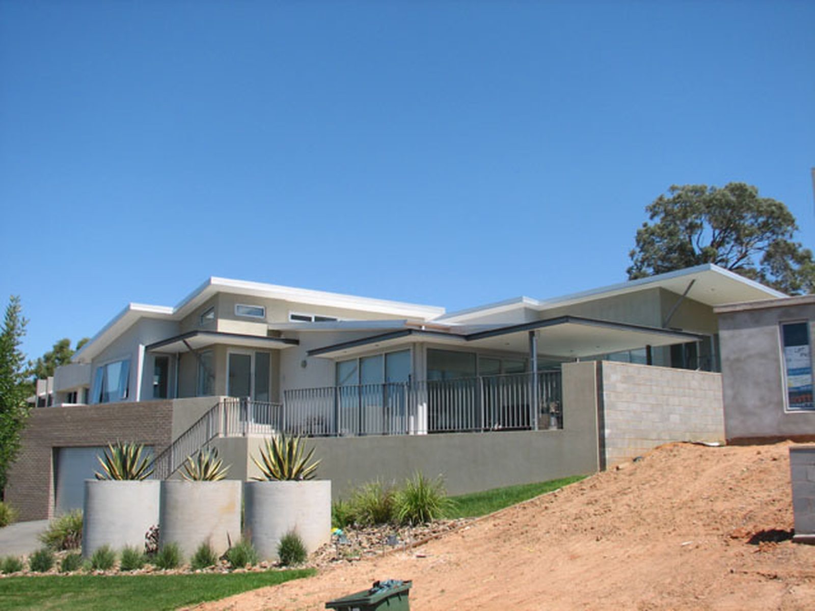 Atherton Crescent Residence, contemporary single-storey hillside home, Lake Albert